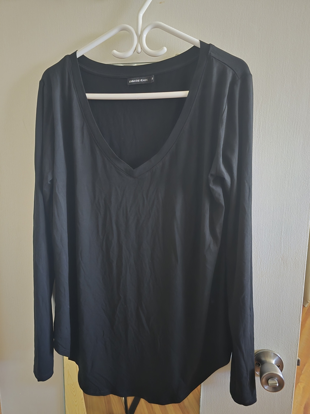 EMMY DEVEAUX Boyfriend Black V-Neck Long Sleeve Top - Classic Tee